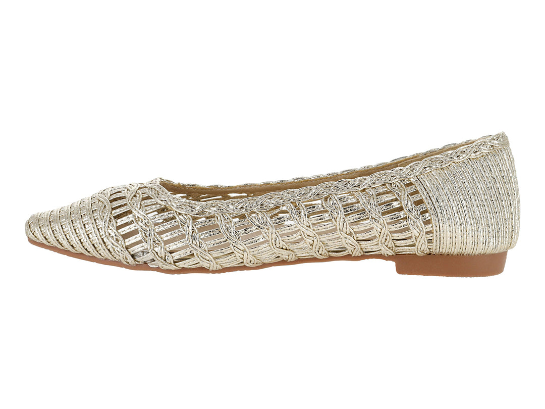 Zapato plano color dorado con diseño tejido y punta fina.