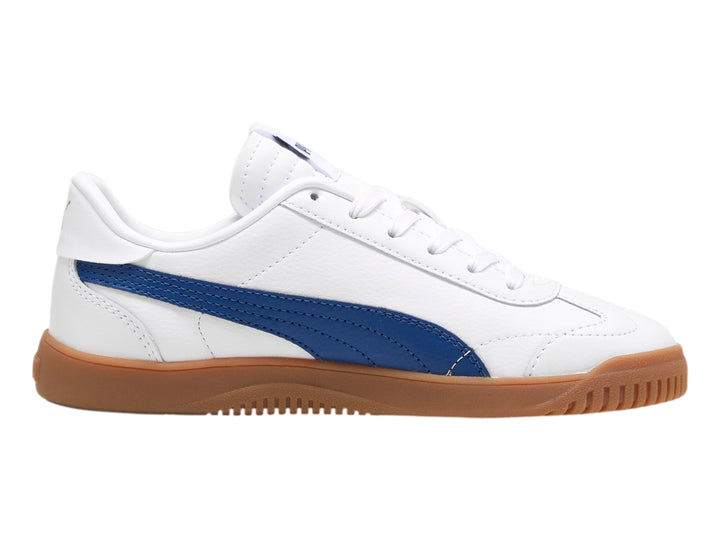 Tenis PUMA blancos con franja azul y suela color café para niños.