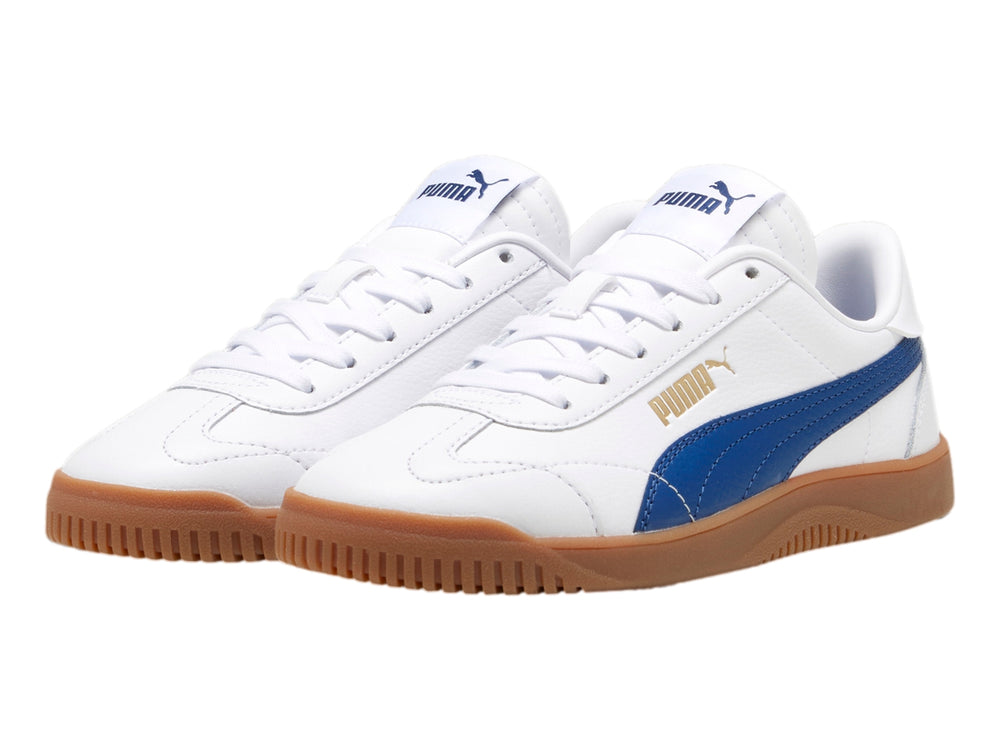 Tenis PUMA blancos con franja azul y suela color café para niños.