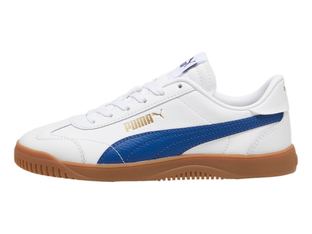 Tenis PUMA blancos con franja azul y suela color café para niños.