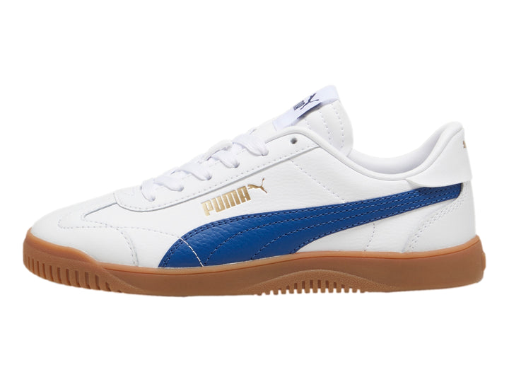Tenis PUMA blancos con franja azul y suela color café para niños.