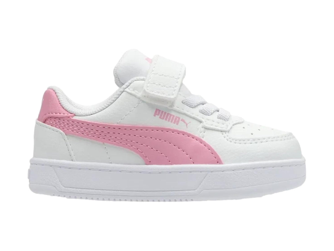 Tenis PUMA blancos con detalles en rosa, cierre de velcro y agujetas para niños.