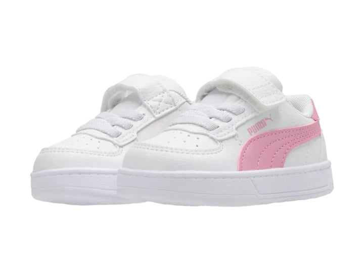 Tenis PUMA blancos con detalles en rosa, cierre de velcro y agujetas para niños.
