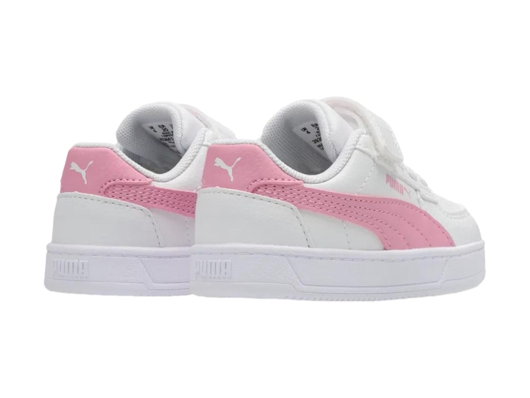 Tenis PUMA blancos con detalles en rosa, cierre de velcro y agujetas para niños.