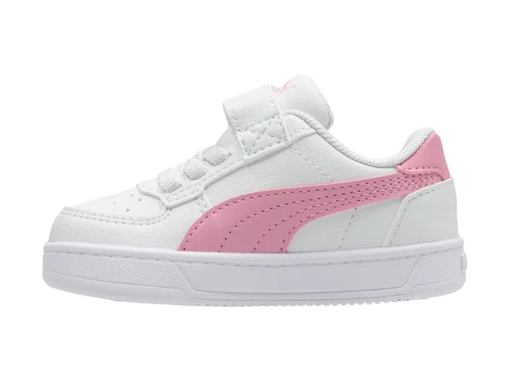 Tenis PUMA blancos con detalles en rosa, cierre de velcro y agujetas para niños.