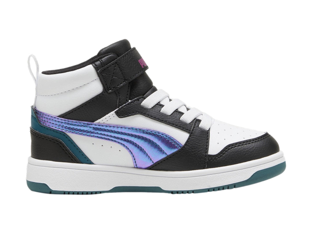 Tenis PUMA Rebound V6 Mid blanco y negro con franja iridiscente y suela blanca y verde.