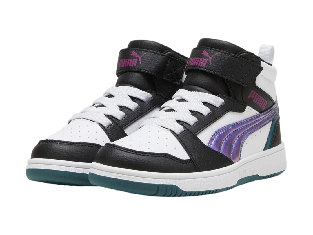 Tenis PUMA Rebound V6 Mid blanco y negro con franja iridiscente y suela blanca y verde.