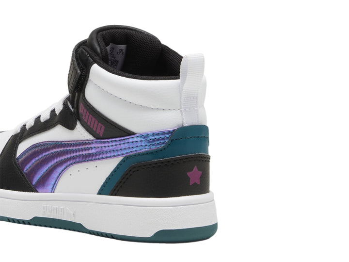 Tenis PUMA Rebound V6 Mid blanco y negro con franja iridiscente y suela blanca y verde.