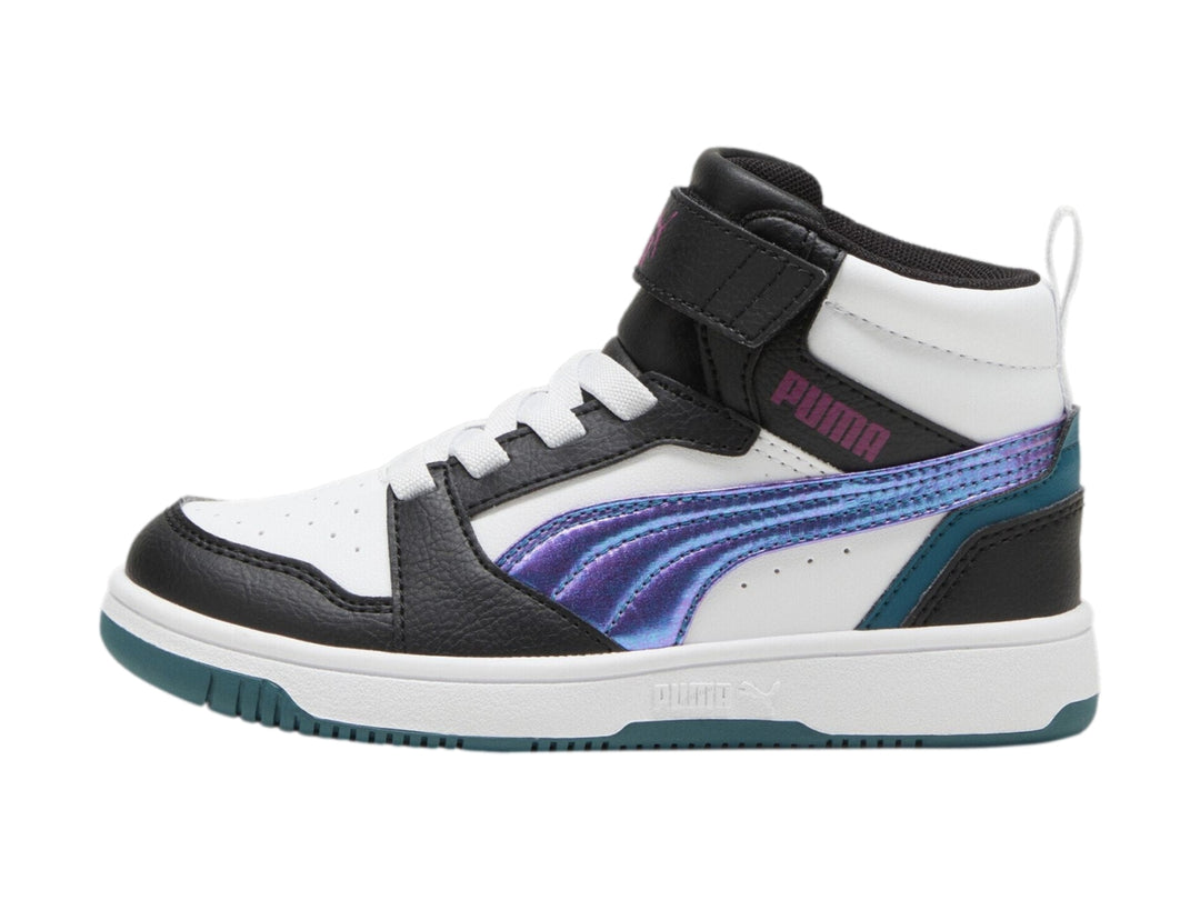 Tenis PUMA Rebound V6 Mid blanco y negro con franja iridiscente y suela blanca y verde.