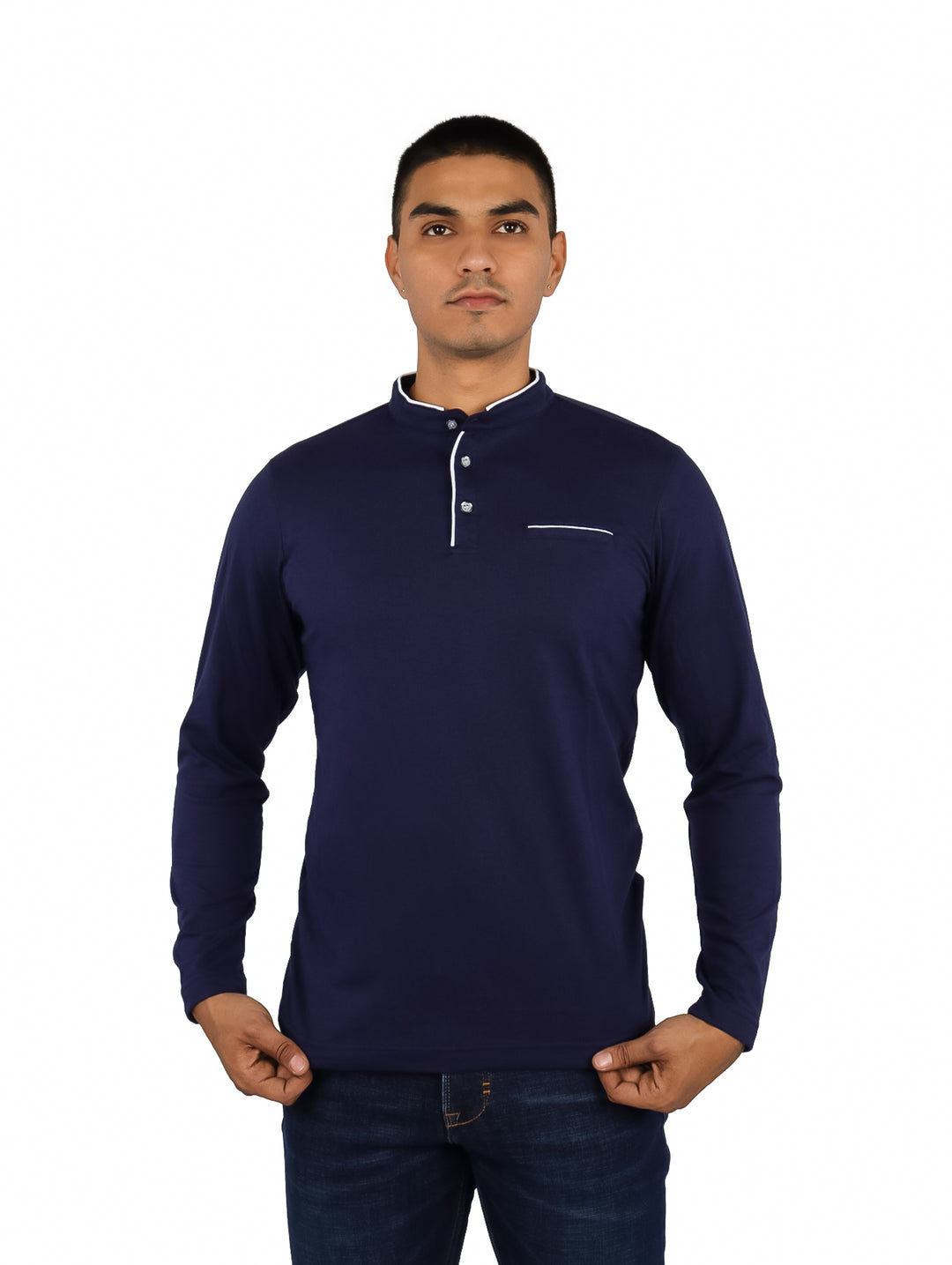Hombre vistiendo playera polo de manga larga color azul marino con detalles blancos en el cuello y bolsillo.