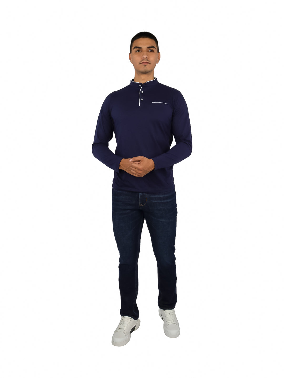 Hombre vistiendo playera polo de manga larga color azul marino con detalles blancos en el cuello y bolsillo.