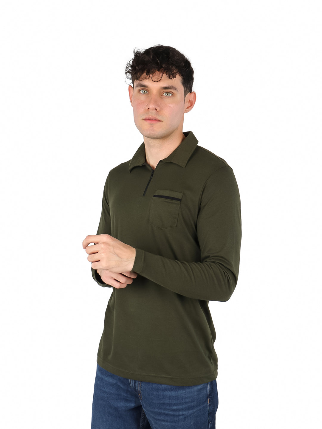 Hombre vistiendo playera polo de manga larga color verde militar con detalles en negro.