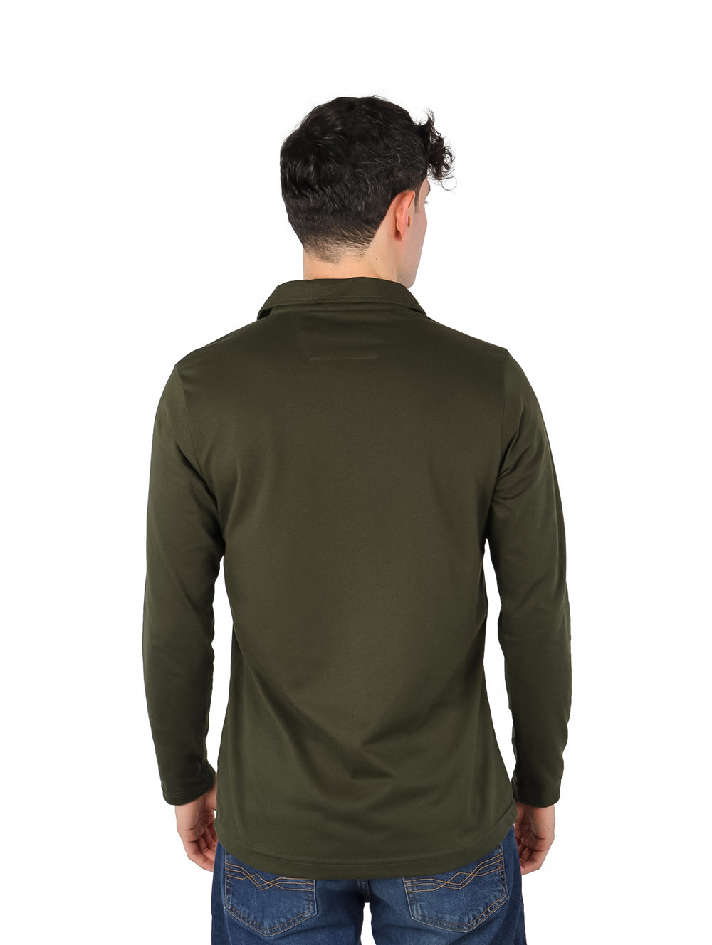 Hombre vistiendo playera polo de manga larga color verde militar con detalles en negro.