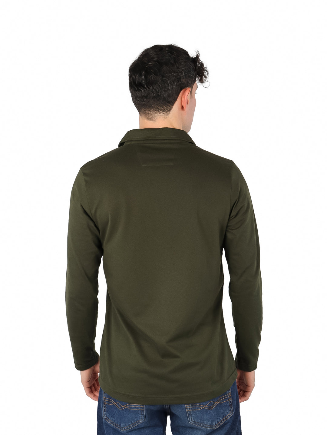 Hombre vistiendo playera polo de manga larga color verde militar con detalles en negro.