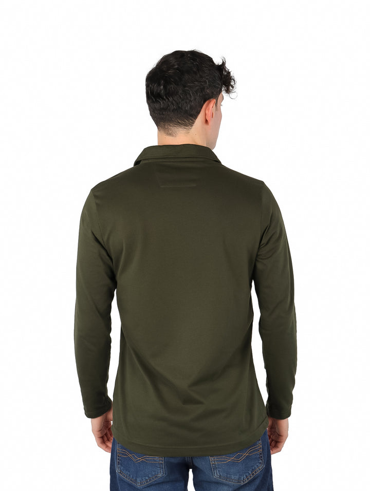 Hombre vistiendo playera polo de manga larga color verde militar con detalles en negro.
