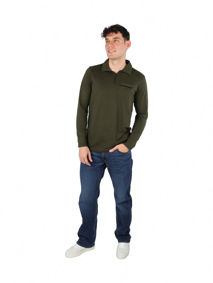 Hombre vistiendo playera polo de manga larga color verde militar con detalles en negro.