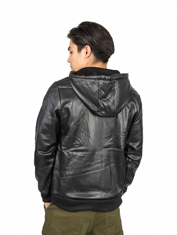 Hombre vistiendo sudadera negra con capucha y cierre frontal de material sintético brillante.