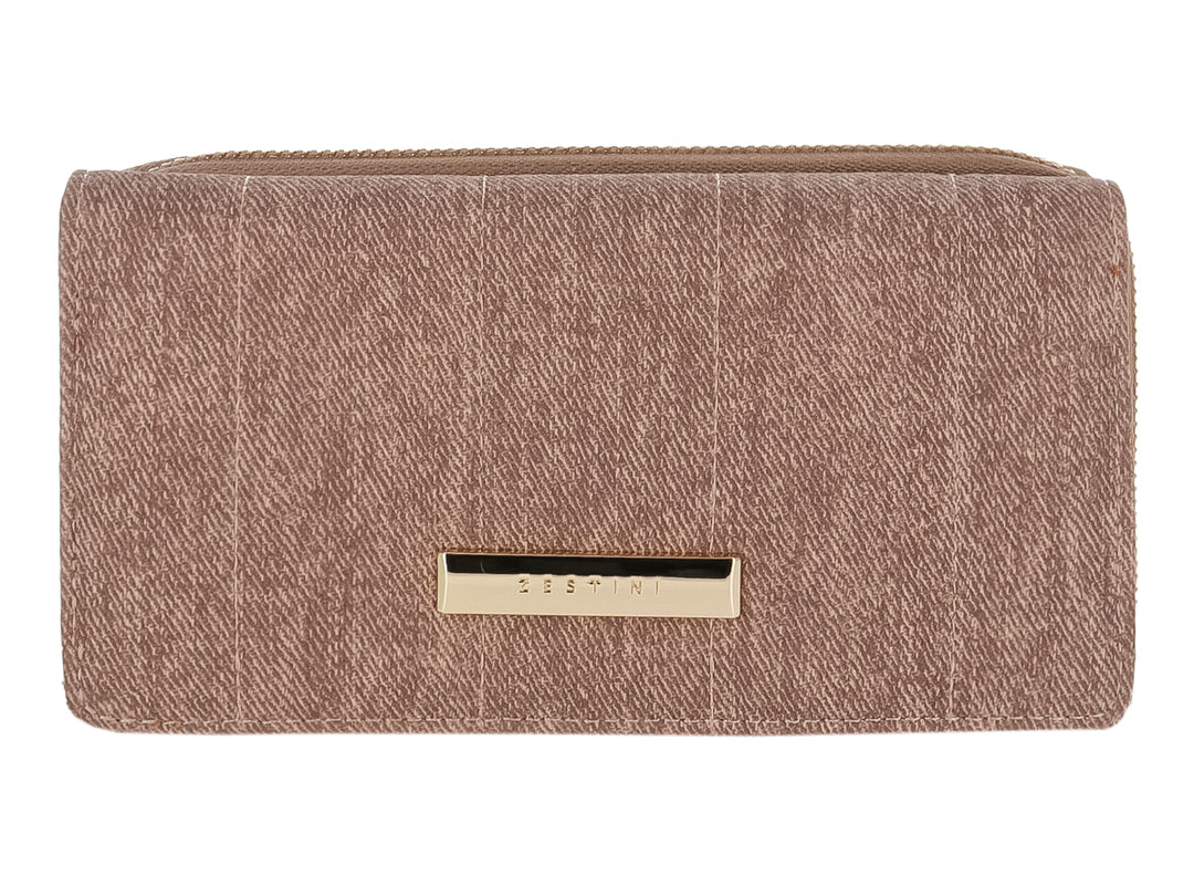 Bolso estilo cartera rectangular de color marrón con textura textil y detalle metálico dorado frontal.