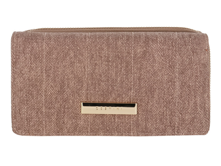 Bolso estilo cartera rectangular de color marrón con textura textil y detalle metálico dorado frontal.