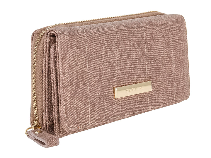Bolso estilo cartera rectangular de color marrón con textura textil y detalle metálico dorado frontal.