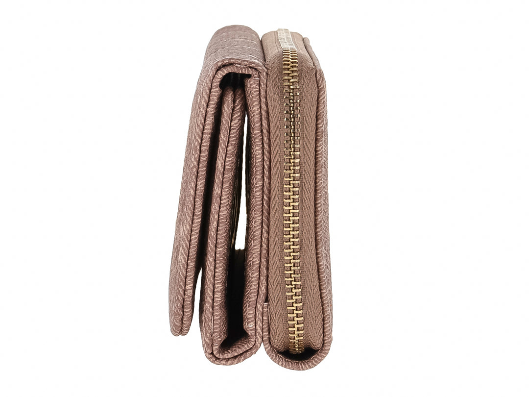 Bolso estilo cartera rectangular de color marrón con textura textil y detalle metálico dorado frontal.