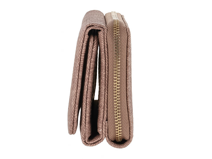 Bolso estilo cartera rectangular de color marrón con textura textil y detalle metálico dorado frontal.