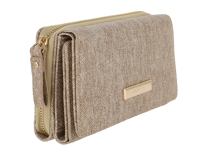 Bolso estilo cartera color camel con textura rugosa y cierre dorado de la marca Felianna.