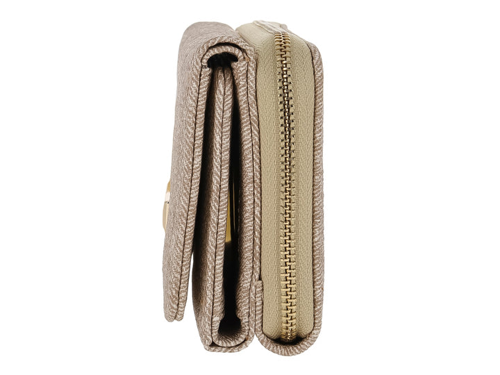 Bolso estilo cartera color camel con textura rugosa y cierre dorado de la marca Felianna.