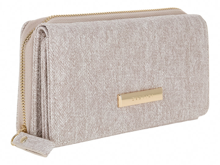 Bolso estilo cartera Felianna en color beige con textura rugosa y detalle metálico frontal.
