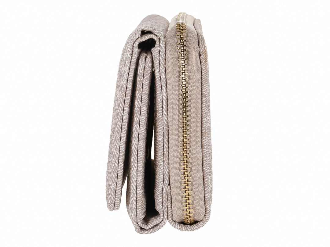 Bolso estilo cartera Felianna en color beige con textura rugosa y detalle metálico frontal.