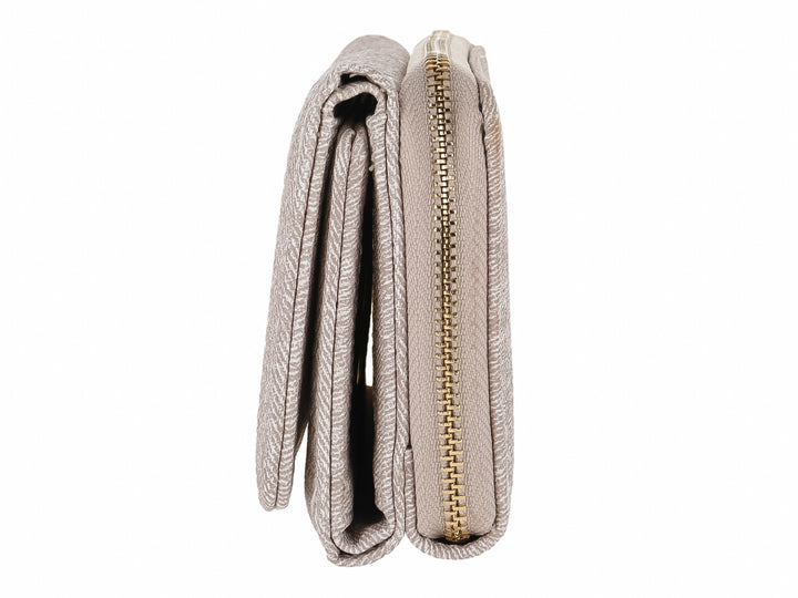 Bolso estilo cartera Felianna en color beige con textura rugosa y detalle metálico frontal.