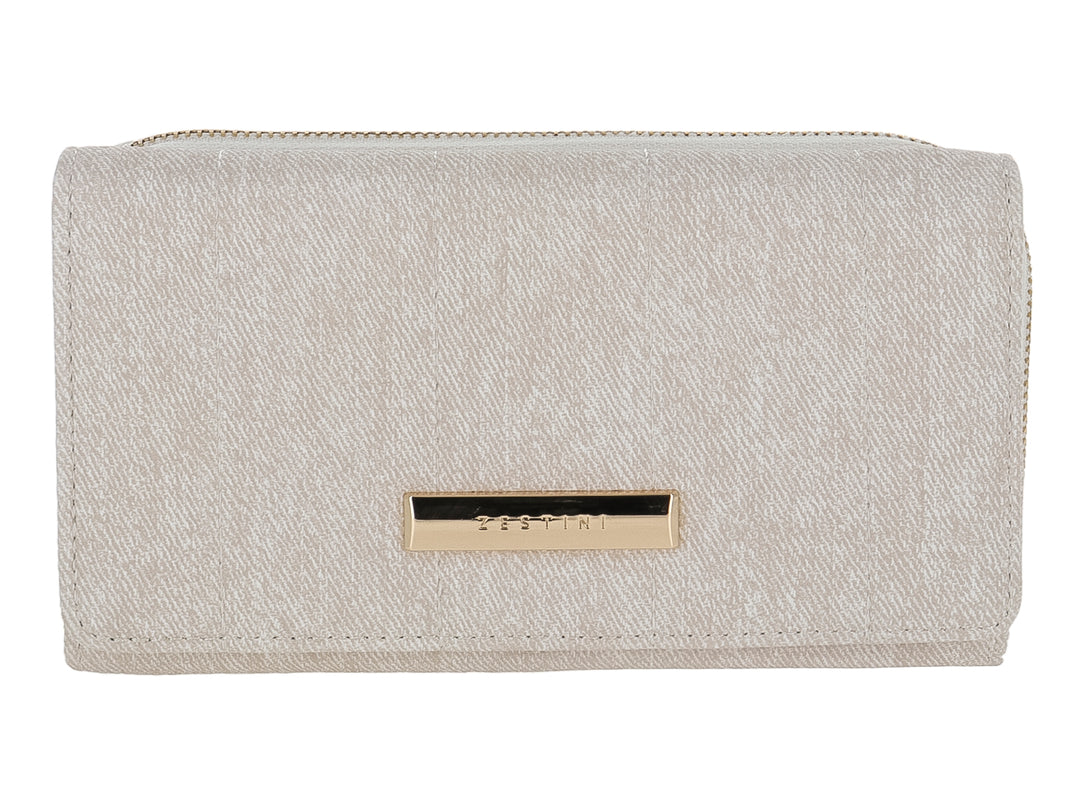 Bolso estilo cartera color blanco de tela con textura y detalle de placa metálica dorada al frente.