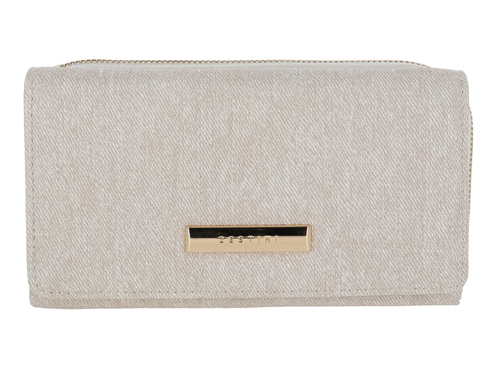 Bolso estilo cartera color blanco de tela con textura y detalle de placa metálica dorada al frente.
