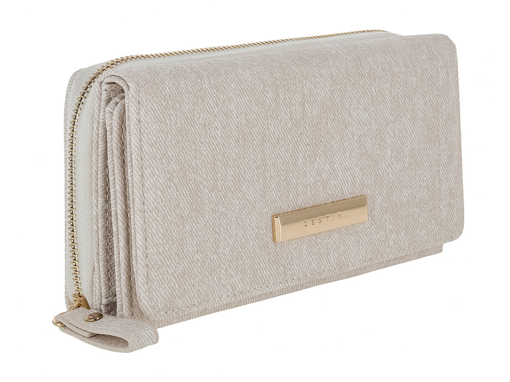 Bolso estilo cartera color blanco de tela con textura y detalle de placa metálica dorada al frente.