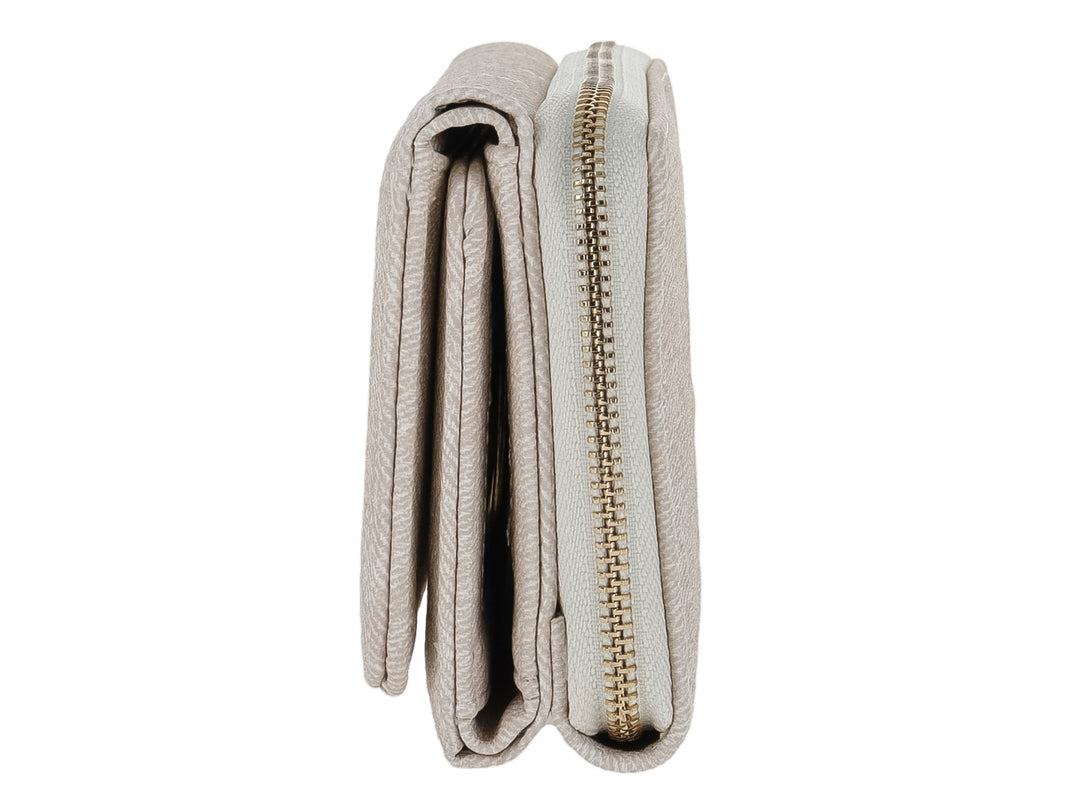 Bolso estilo cartera color blanco de tela con textura y detalle de placa metálica dorada al frente.