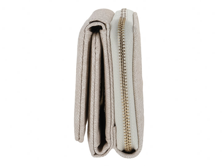Bolso estilo cartera color blanco de tela con textura y detalle de placa metálica dorada al frente.