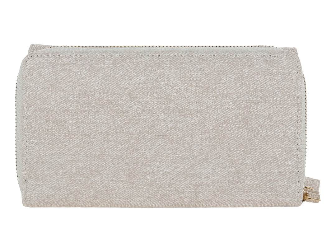 Bolso estilo cartera color blanco de tela con textura y detalle de placa metálica dorada al frente.