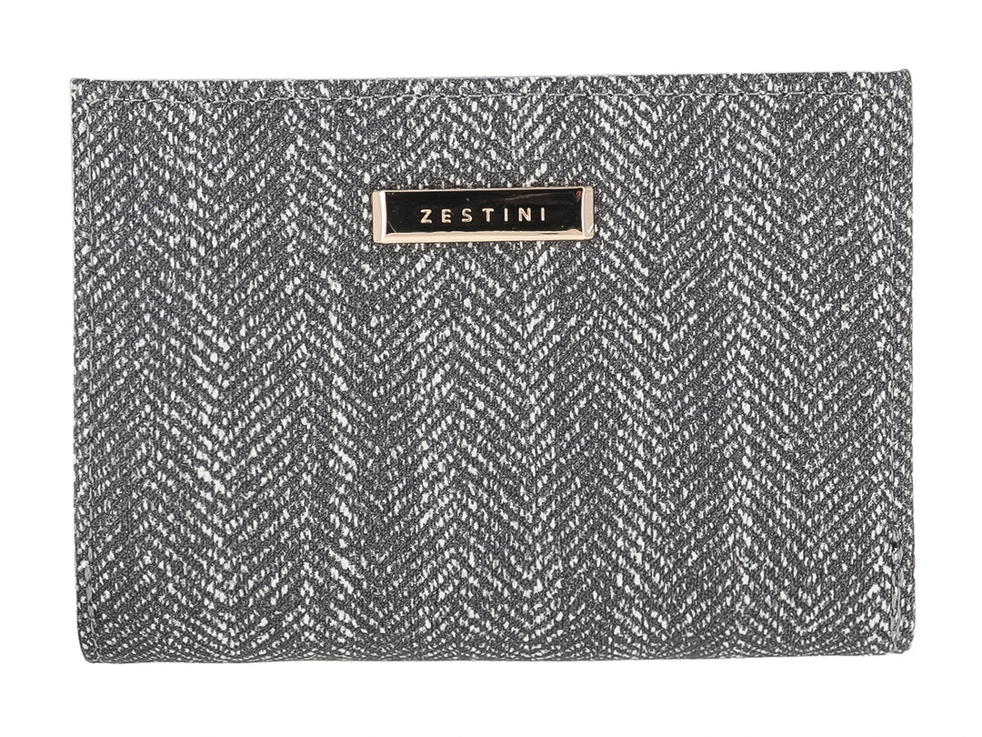 Monedero rectangular de tela con estampado de espiga en colores negro y gris y placa metálica central.