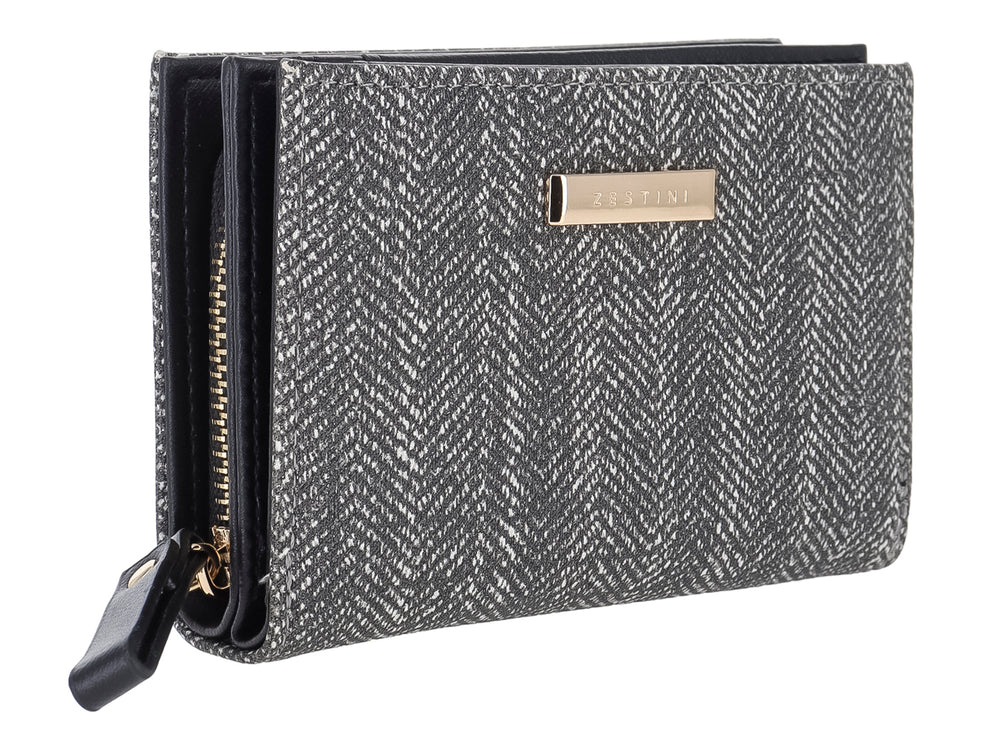 Monedero rectangular de tela con estampado de espiga en colores negro y gris y placa metálica central.