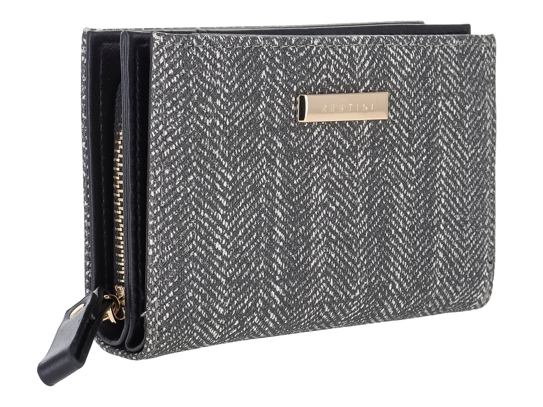 Monedero rectangular de tela con estampado de espiga en colores negro y gris y placa metálica central.