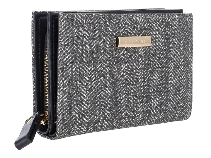 Monedero rectangular de tela con estampado de espiga en colores negro y gris y placa metálica central.