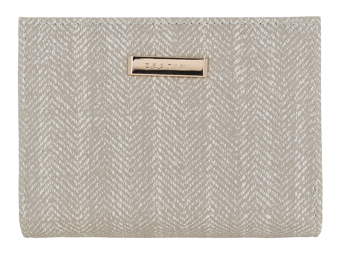 Monedero Felianna color beige con textura de tejido en patrón chevron y detalle metálico dorado.