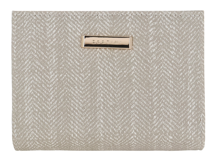 Monedero Felianna color beige con textura de tejido en patrón chevron y detalle metálico dorado.