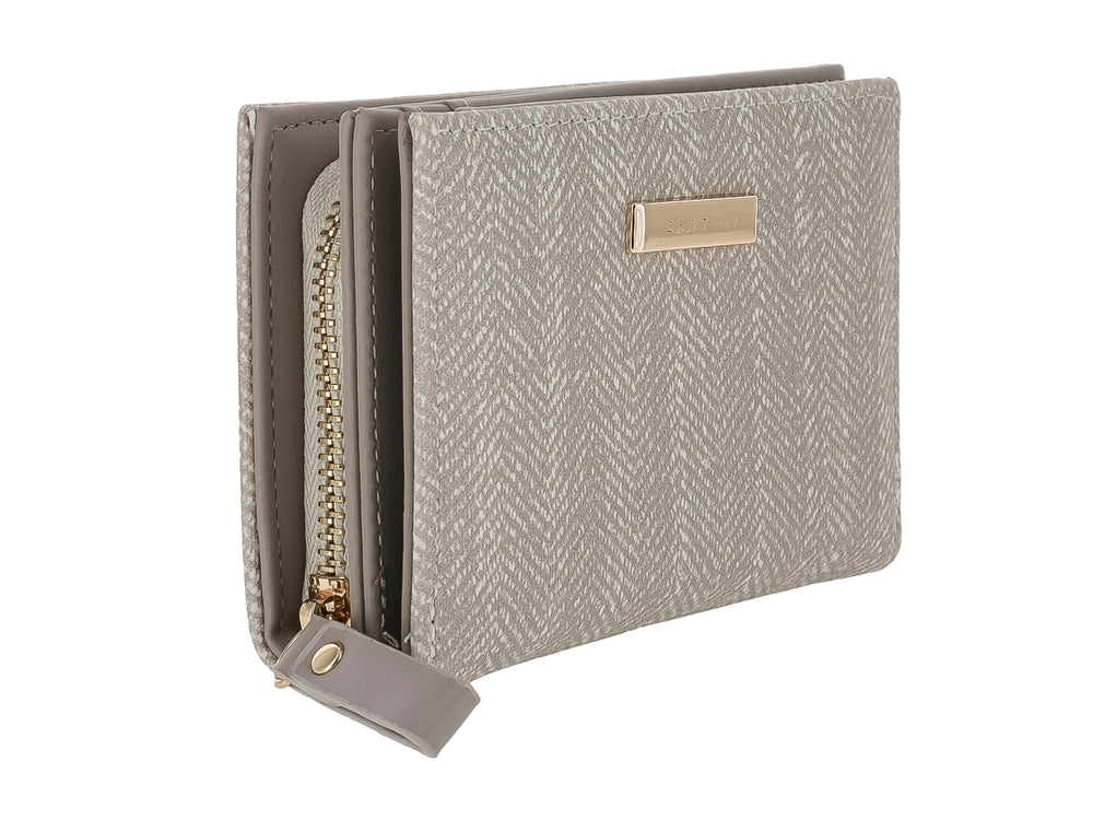 Monedero Felianna color beige con textura de tejido en patrón chevron y detalle metálico dorado.