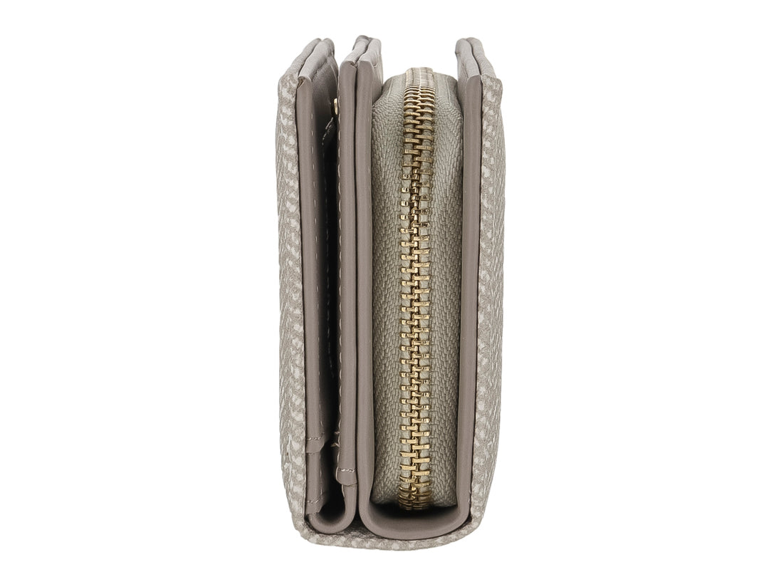 Monedero Felianna color beige con textura de tejido en patrón chevron y detalle metálico dorado.