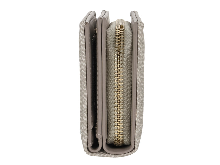 Monedero Felianna color beige con textura de tejido en patrón chevron y detalle metálico dorado.