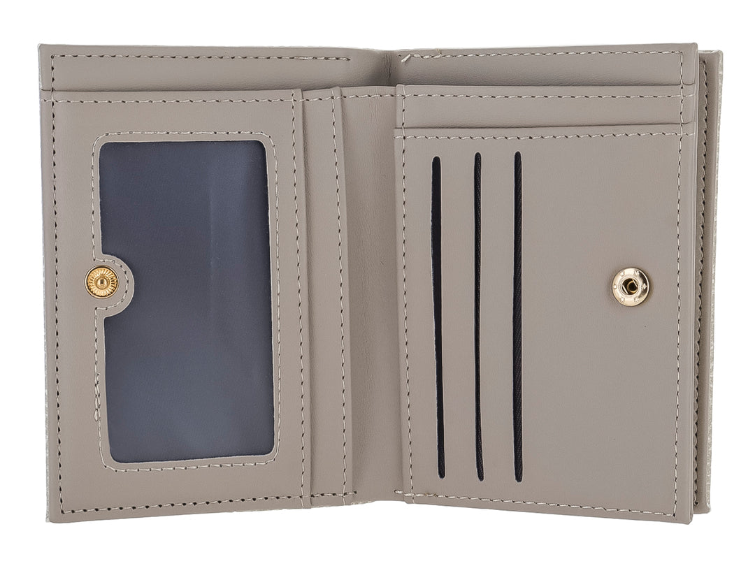 Monedero Felianna color beige con textura de tejido en patrón chevron y detalle metálico dorado.