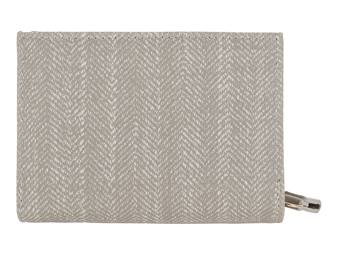 Monedero Felianna color beige con textura de tejido en patrón chevron y detalle metálico dorado.