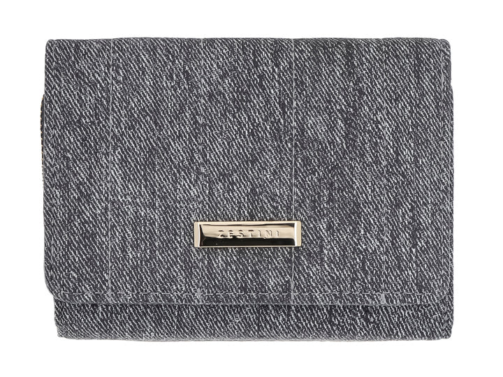 Monedero rectangular de tela tipo denim color negro con una pequeña placa metálica central.