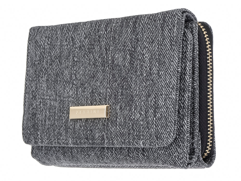 Monedero rectangular de tela tipo denim color negro con una pequeña placa metálica central.